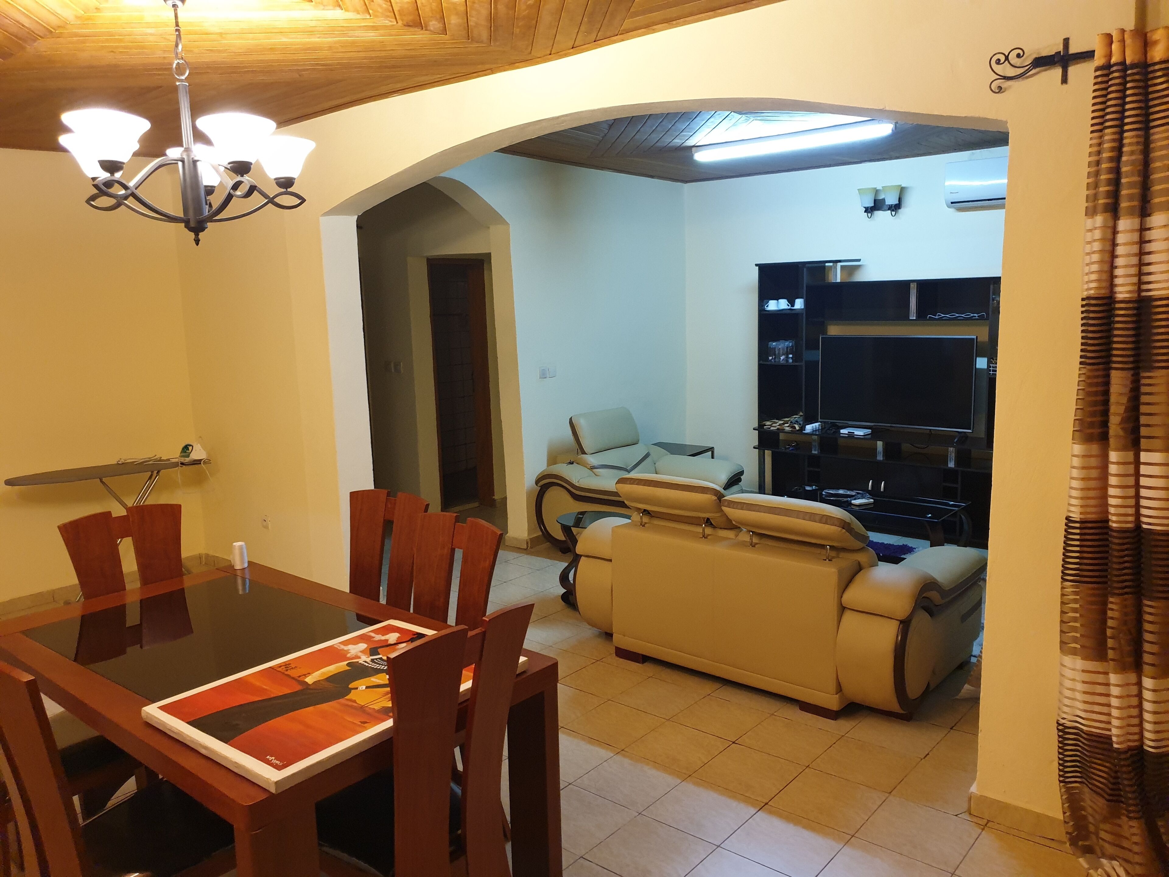 Comfort Apartment | Ruang tamu | TV skrin rata 