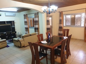 In-room dining - Makepe St Tropez Apartments - Orange Cam (Douala)