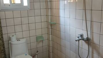 Apartamento conforto | Banheiro | Chuveiro, produtos de toalete grátis, toalhas de banho, sabonete