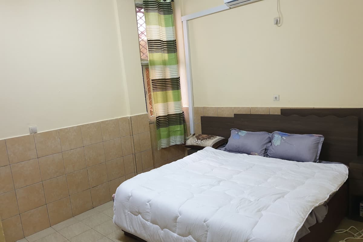 2 habitaciones, escritorio, tabla de planchar con plancha y wifi gratis