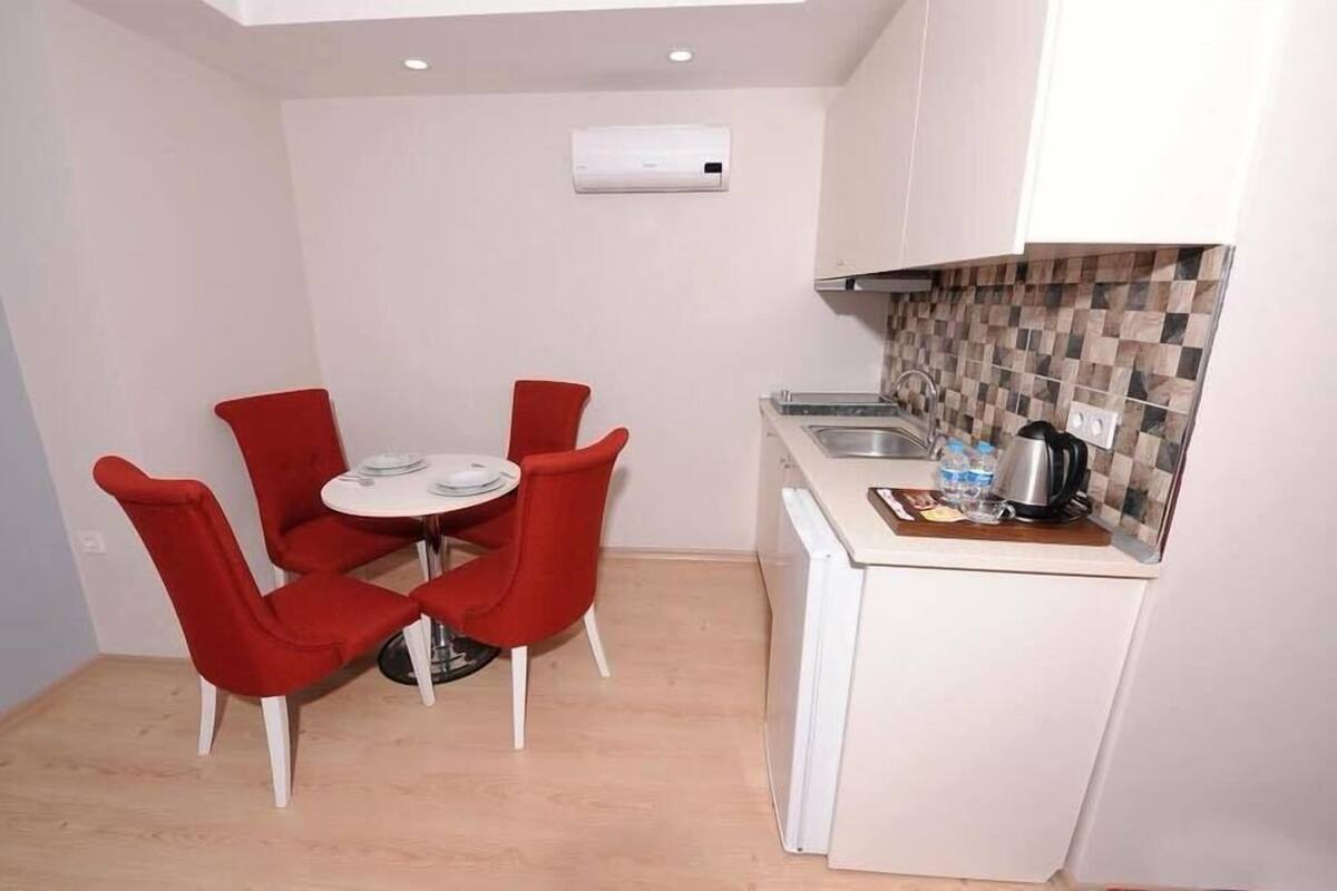 Suite Grand, 1 habitación | Cocineta privada | Frigobar, parrilla de estufa, tetera eléctrica y utensilios de cocina