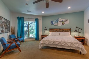4 bedrooms, blackout drapes, iron/ironing board, free WiFi - Heron Azul: 3BR/3BA + Game Room Suite ~ Pool, Hot Tub, Games Galore & Lake Views (Canyon Lake)