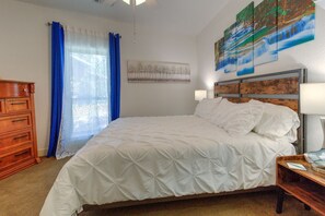 4 bedrooms, blackout drapes, iron/ironing board, free WiFi - Heron Azul: 3BR/3BA + Game Room Suite ~ Pool, Hot Tub, Games Galore & Lake Views (Canyon Lake)