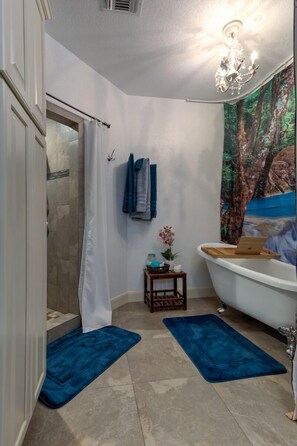 Combined shower/tub, hair dryer, towels, soap - Heron Azul: 3BR/3BA + Game Room Suite ~ Pool, Hot Tub, Games Galore & Lake Views (Canyon Lake)