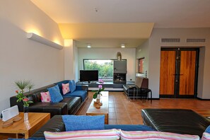 TV, fireplace, video games, books - Bright villa surrounded by orange trees (Χανιά)