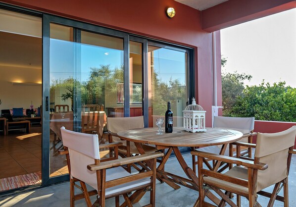 Outdoor dining - Bright villa surrounded by orange trees (Χανιά)