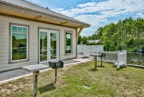 Outdoor dining - *30A Seagrove Highlands Ground Floor Unit- 2 bikes included (Santa Rosa Beach)