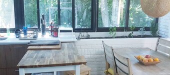 Rannan lähellä. Rauhallinen paikka, iso keittiö, BBQ.