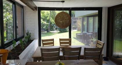 Rannan lähellä. Rauhallinen paikka, iso keittiö, BBQ.