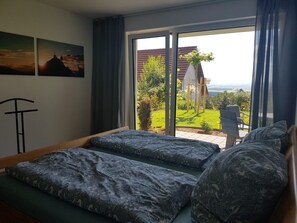1 Schlafzimmer, Schreibtisch, schallisolierte Zimmer