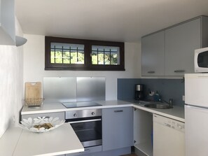 Frigorífico, microondas, horno y placa de cocina