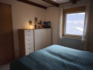 3 habitaciones, tabla de planchar con plancha, wifi y ropa de cama 