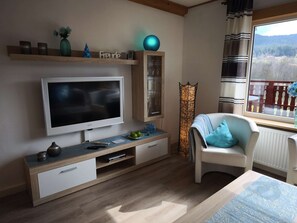 TV, table tennis, books - Bayerwaldhäusl OG - Modern vacation apartment in a fantastic location for up to 4 adults and 1 child (Arrach)