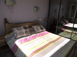 2 chambres, fer et planche à repasser, Wi-Fi, draps fournis