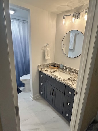 Sèche-cheveux, serviettes fournies, savon, papier toilette. Charmant condo 2BR Pinehurst avec vue sur le terrain de golf