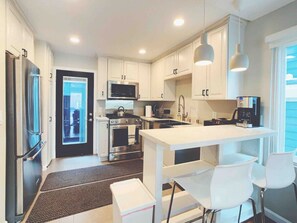 Jääkaappi, mikroaaltouuni, uuni, liesi