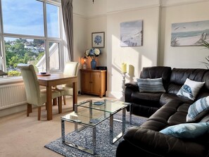 Smart TV, fireplace, DVD player, books - Luxury Coastal Apartment with Parking and walking distance to all Amenities (Wellswood, Torquay)