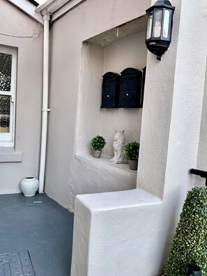 Exterior detail - Luxury Coastal Apartment with Parking and walking distance to all Amenities (Wellswood, Torquay)