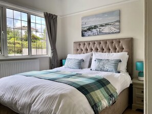 2 bedrooms, desk, iron/ironing board, free WiFi - Luxury Coastal Apartment with Parking and walking distance to all Amenities (Wellswood, Torquay)