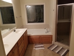 Combined shower/tub, jetted tub, towels