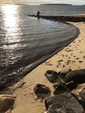 Vlak bij het strand, ligstoelen aan het strand, strandlakens