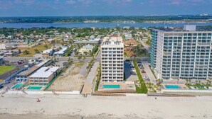 Um hotel à beira-mar com vários edifícios, praia e marina.