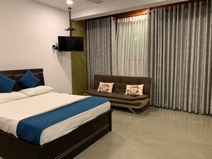 2 chambres, bureau, chambres insonorisées, fer et planche à repasser