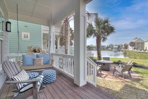 Outdoor dining - Designer Cinnamon Shore Lakehouse, Private Fire Pit, Resort-Like Amenities! (Port Aransas)