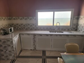 Apartemen Comfort, 2 kamar tidur, dapur | Dapur pribadi | Lemari es, microwave, kompor, dan peralatan masak/sendok-piring