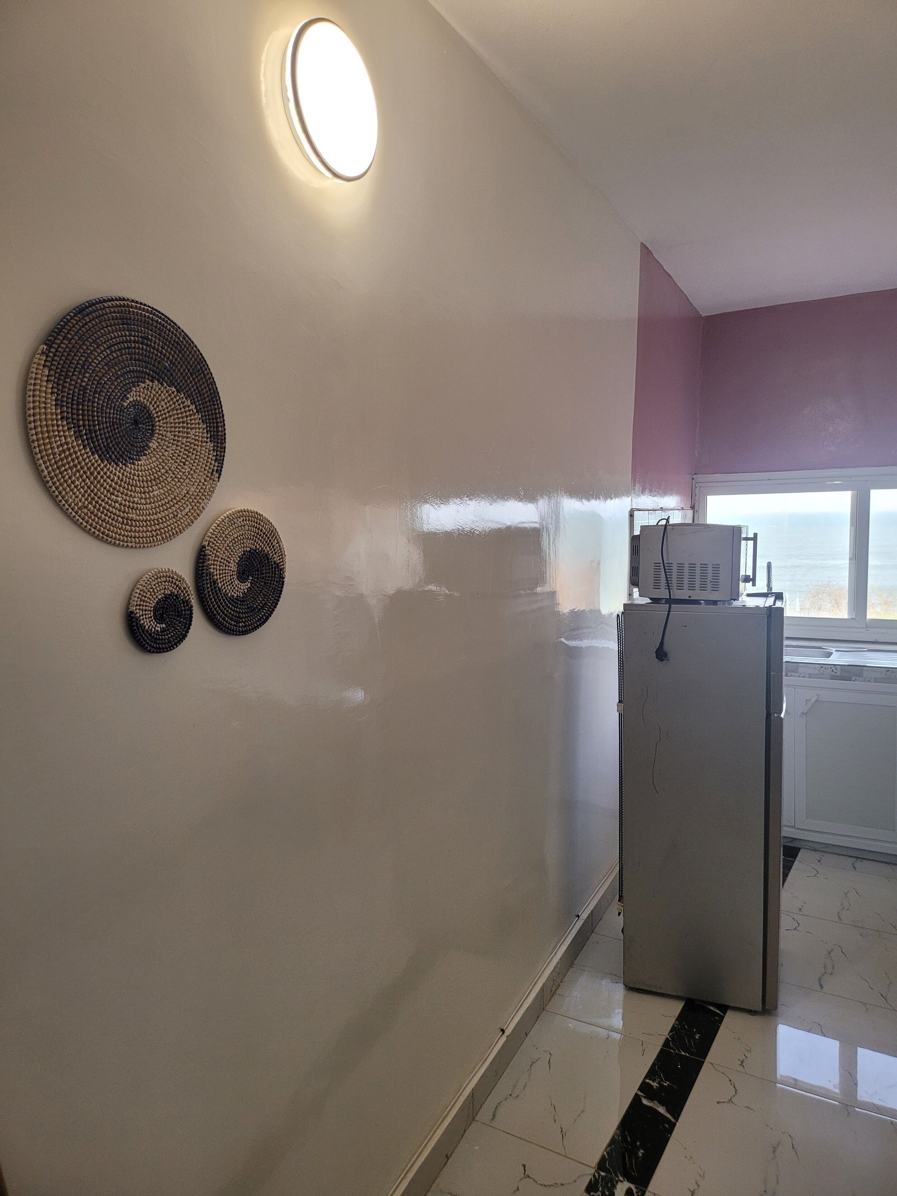 Apartamento Confort, 2 habitaciones, cocina | Cocina privada | Frigorífico, microondas, placa de cocina y utensilios de cocina