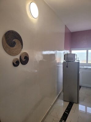 Refrigerador, microondas, placa de cocina, utensilios de cocina