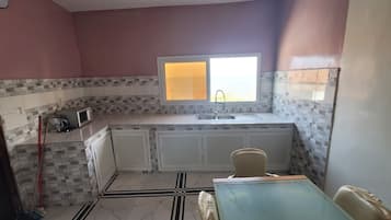 Refrigerador, microondas, placa de cocina, utensilios de cocina