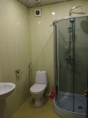 Shower, pancuran hujan, handuk, dan sabun