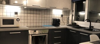 Samtida bondgård med grill i N. Evia