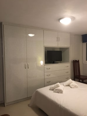 1 chambre, bureau, fer et planche à repasser, Wi-Fi