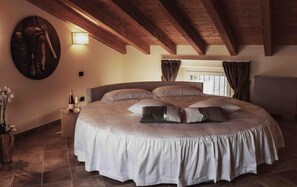 Minibar, safe på rommet, skrivebord for bærbar PC og blendingsgardiner