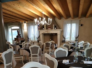 Middag serveres, italienske retter, utsikt mot bassenget 