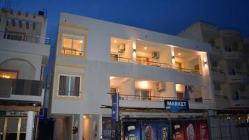 Depan hartanah - siang/malam