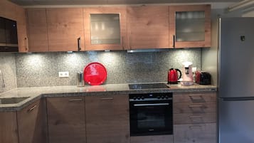 Kühlschrank, Mikrowelle, Ofen, Herdplatte