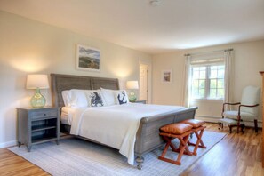 4 bedrooms, desk, iron/ironing board, free WiFi