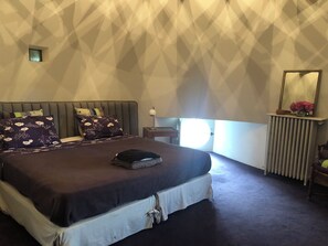 8 dormitorios, escritorio, tabla de planchar con plancha y cuna de viaje