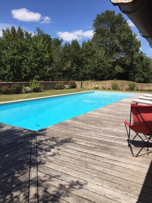 Una piscina al aire libre, una piscina climatizada