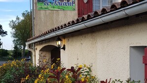 A building with a sign that reads "RESTAURANT HOTEL Le Relais De Touvent." - Le Relais De Touvent (Boutenac-Touvent)
