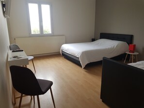 Habitación familiar | 1 dormitorio, decoración individual, mobiliario individual y escritorio