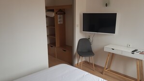 A bedroom with a bed, a desk, a chair, and a TV. - Le Relais De Touvent (Boutenac-Touvent)