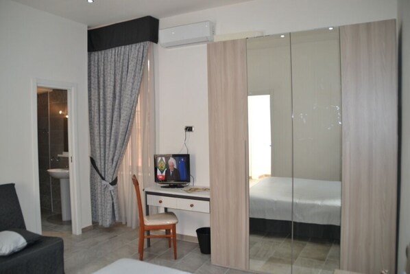 1 bedroom, WiFi, bed sheets - Rooms in B&B in the Chiaia area, 400mt from Metro and 500mt from the caracciolo promenade (Napoli)