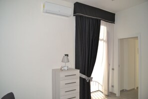 Interior - Rooms in B&B in the Chiaia area, 400mt from Metro and 500mt from the caracciolo promenade (Napoli)