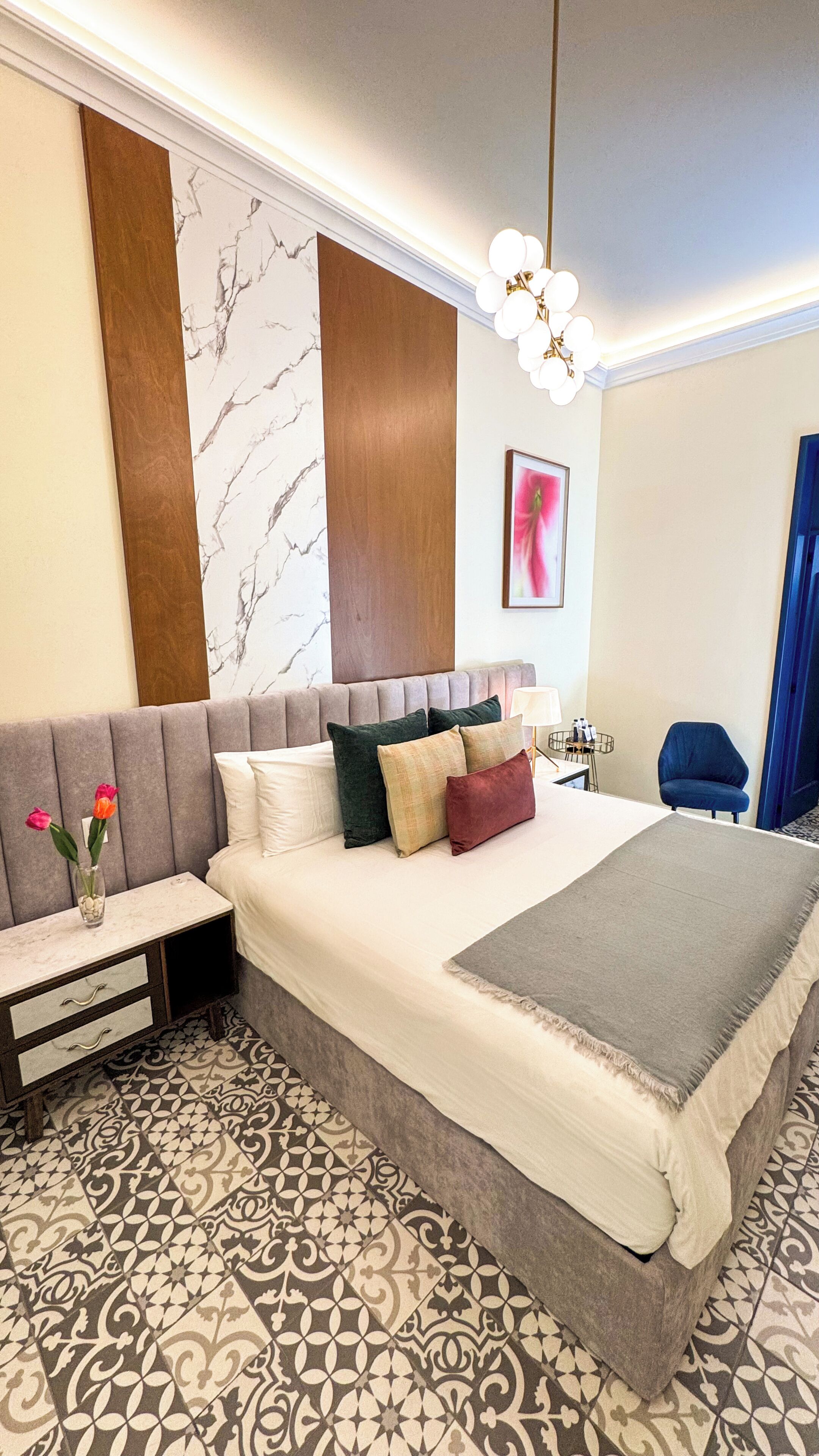 ห้องจูเนียร์ | เครื่องนอนระดับพรีเมียม, ผ้านวมขนเป็ด, เตียงพร้อมฟูกเสริมที่นอน