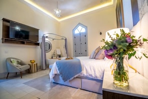 Chambre Prestige, terrasse | Literie de qualité, couette en duvet, lit avec matelas à plateau-coussin