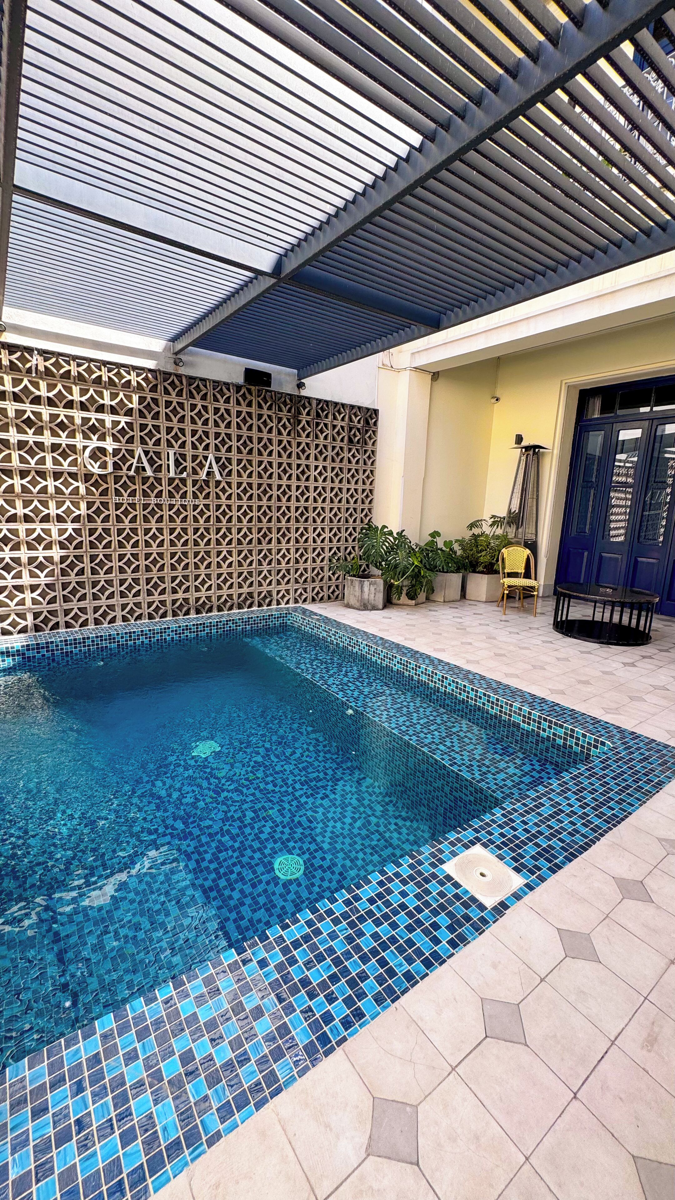 Outdoor pool, open 9:00 AM to 9:00 PM, sun loungers